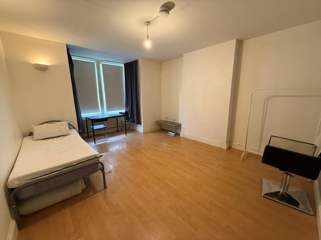 Lot: 154 - SEVEN-BEDROOM HOUSE OF MULTIPLE OCCUPATION - Bedroom one
